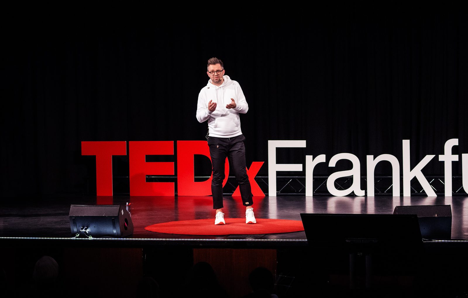 Radim Malinic speaking on the TEDxFrankfurt stage, author of Daring Forever