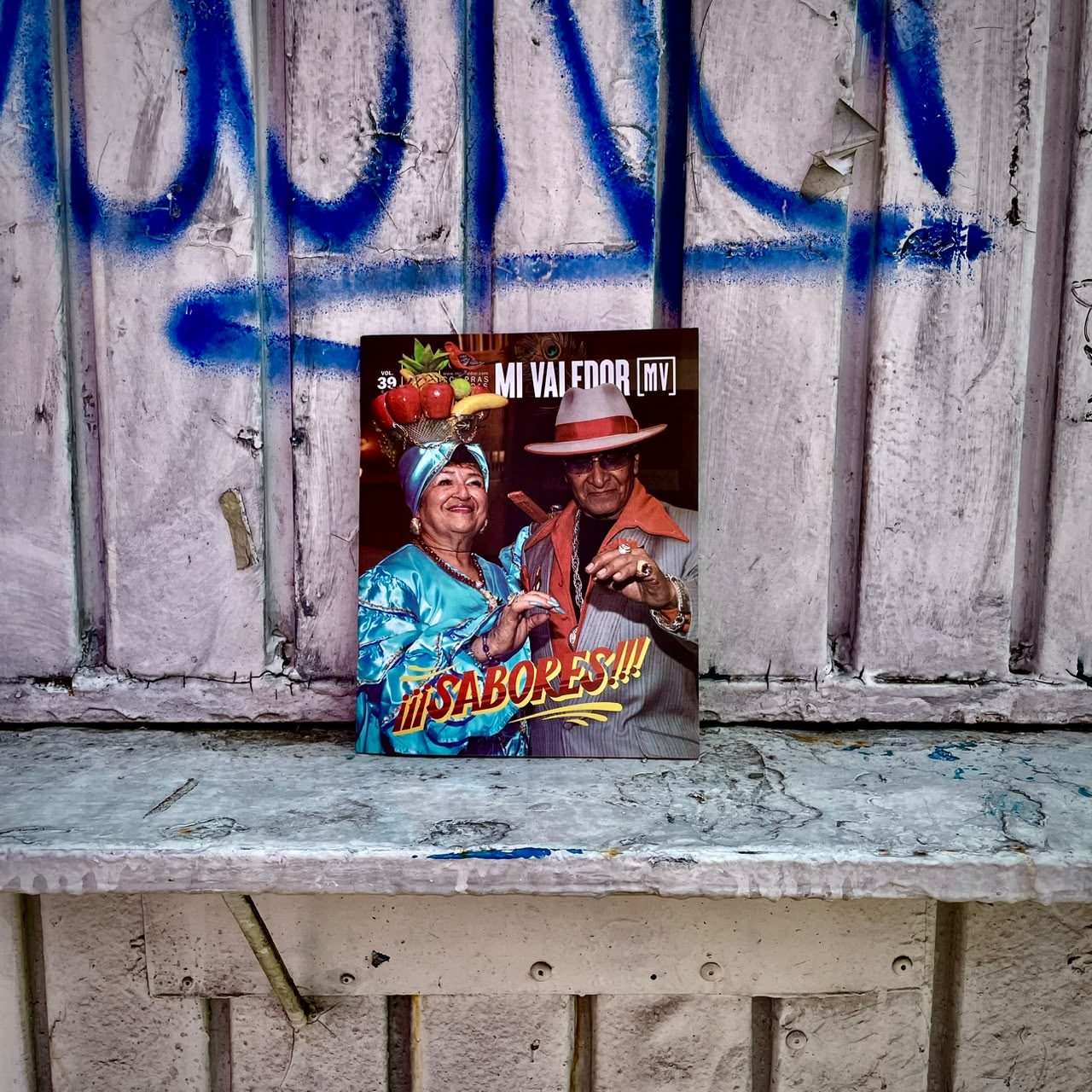 Revista Mi Valedor Vol. 39 'Sabores' cover photographed against a graffiti wall in Mexico City