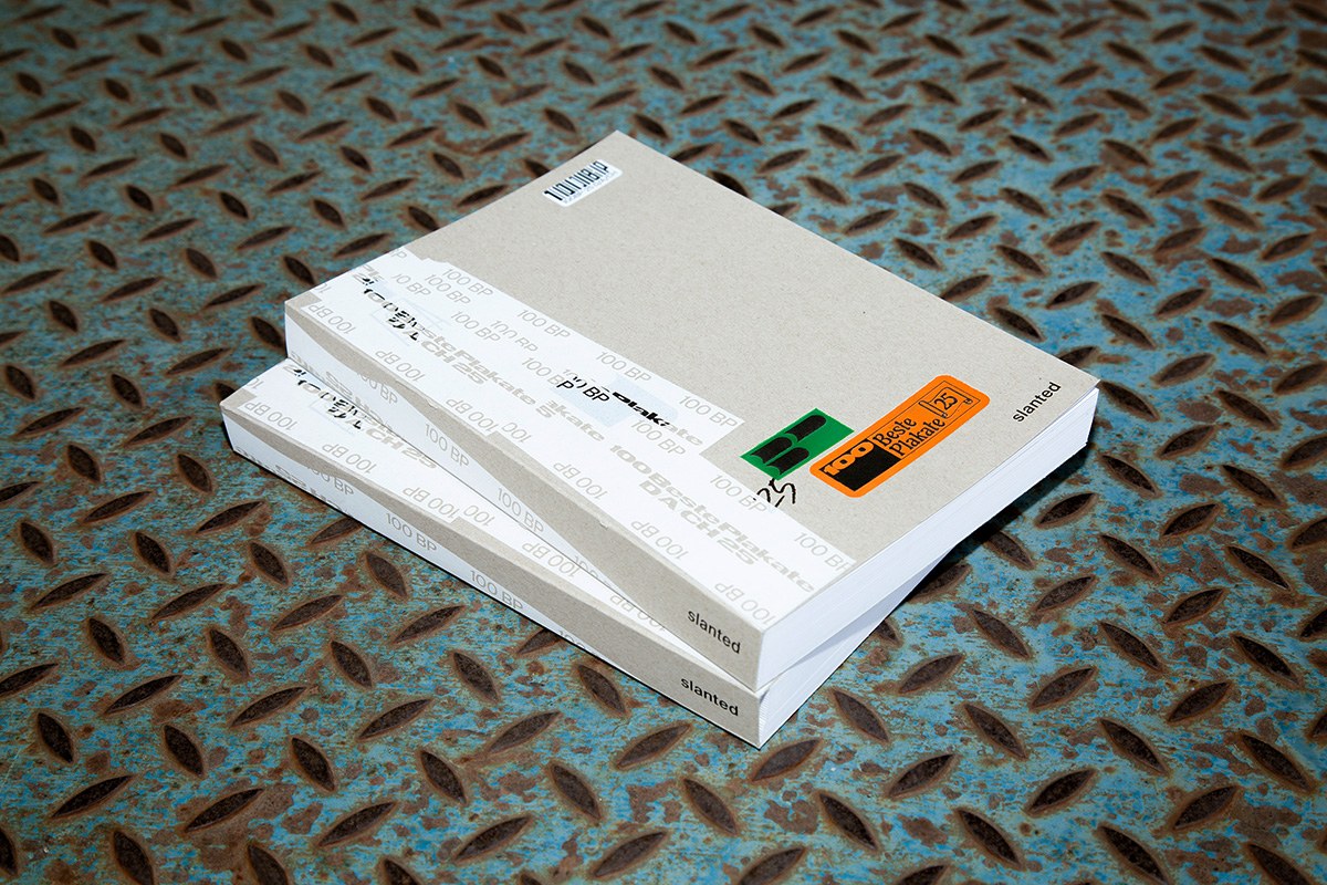 100 Beste Plakate 25 stacked yearbooks