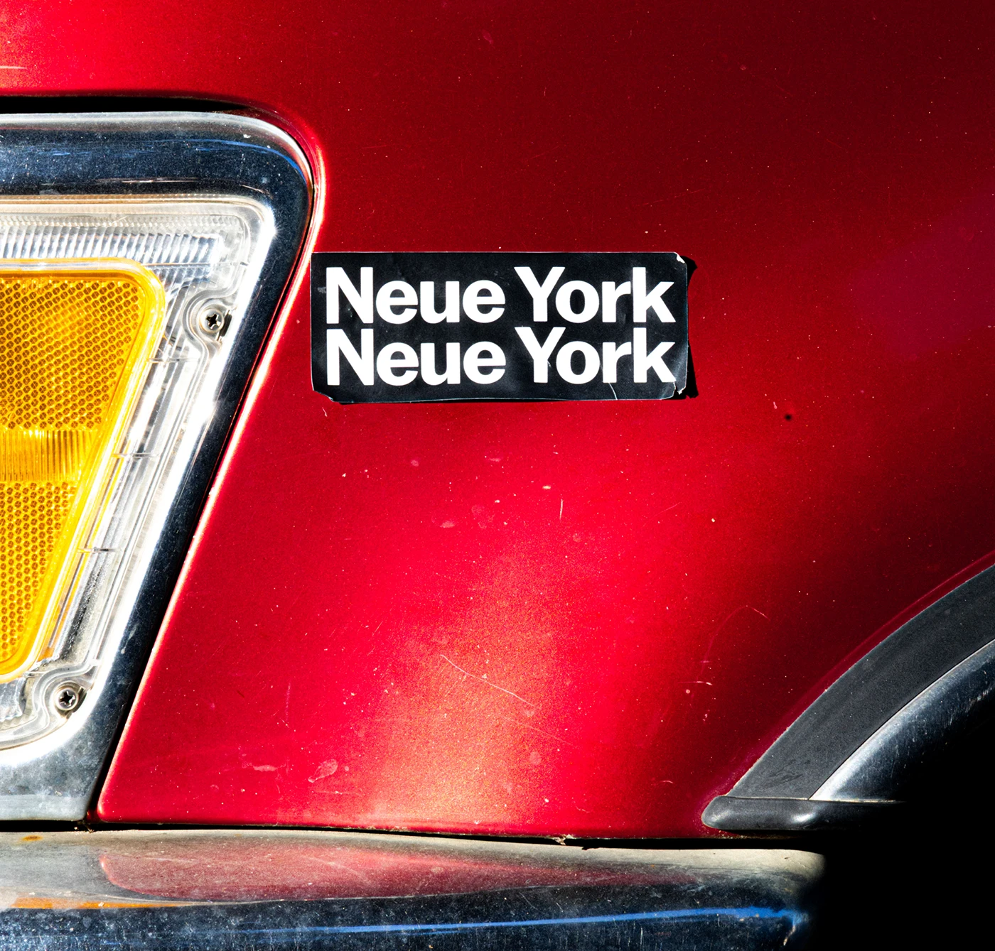 La muestra de letra mayúscula PP Neue York muestra el pulso retro y la estructura limpia de la fuente.