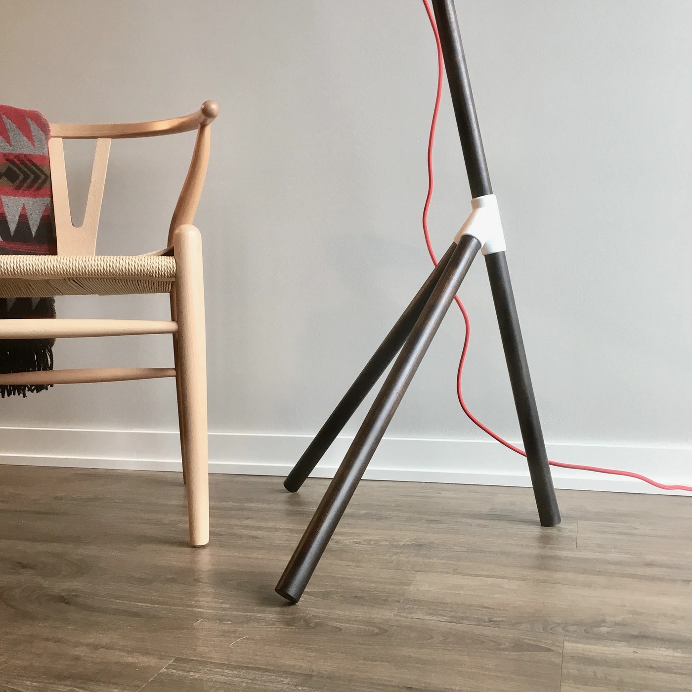 Materiales de fabricación de lámparas impresas en 3D y acabados de madera.