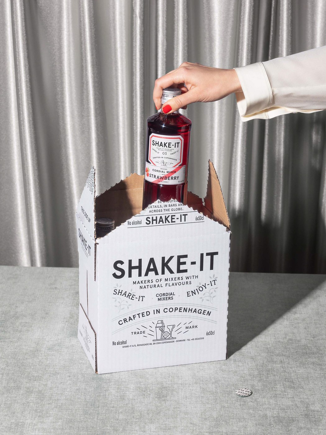 Unboxing Shake-it Strawberry cordial bottle in packaging design by OlssønBarbieri