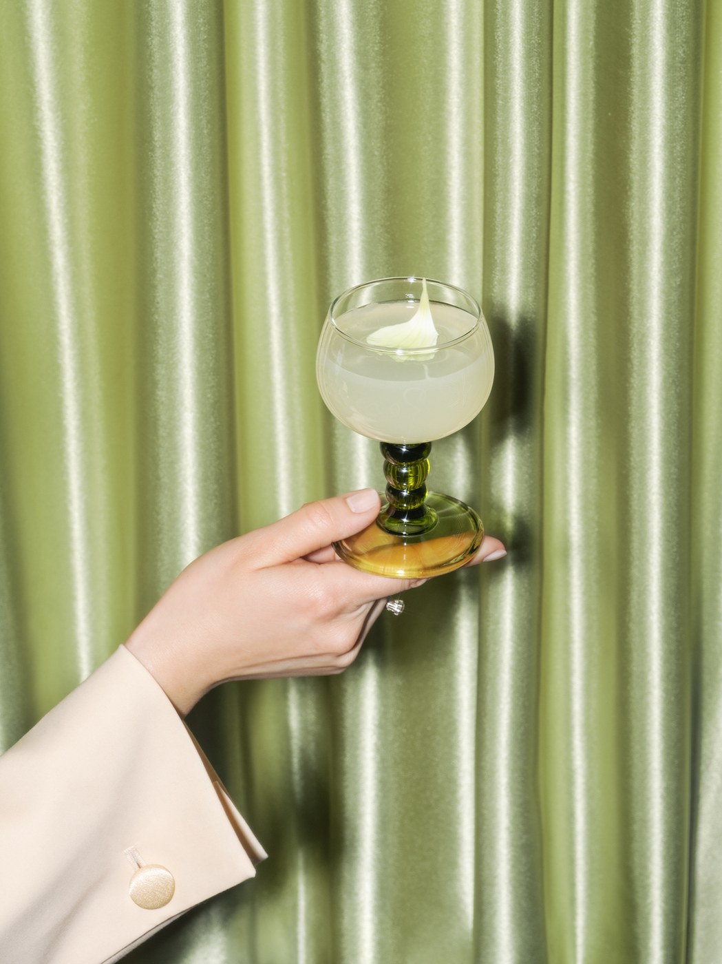 Classic cocktail glassware presentation in Shake-it packaging design by OlssønBarbieri