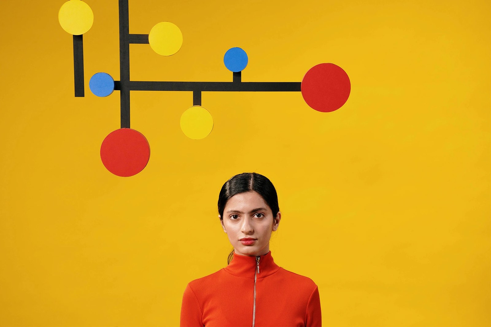 TASTWERK Tijdschrift 001 art-directed studio composition by Wessam Hussien with suspended red, yellow, and blue geometric discs