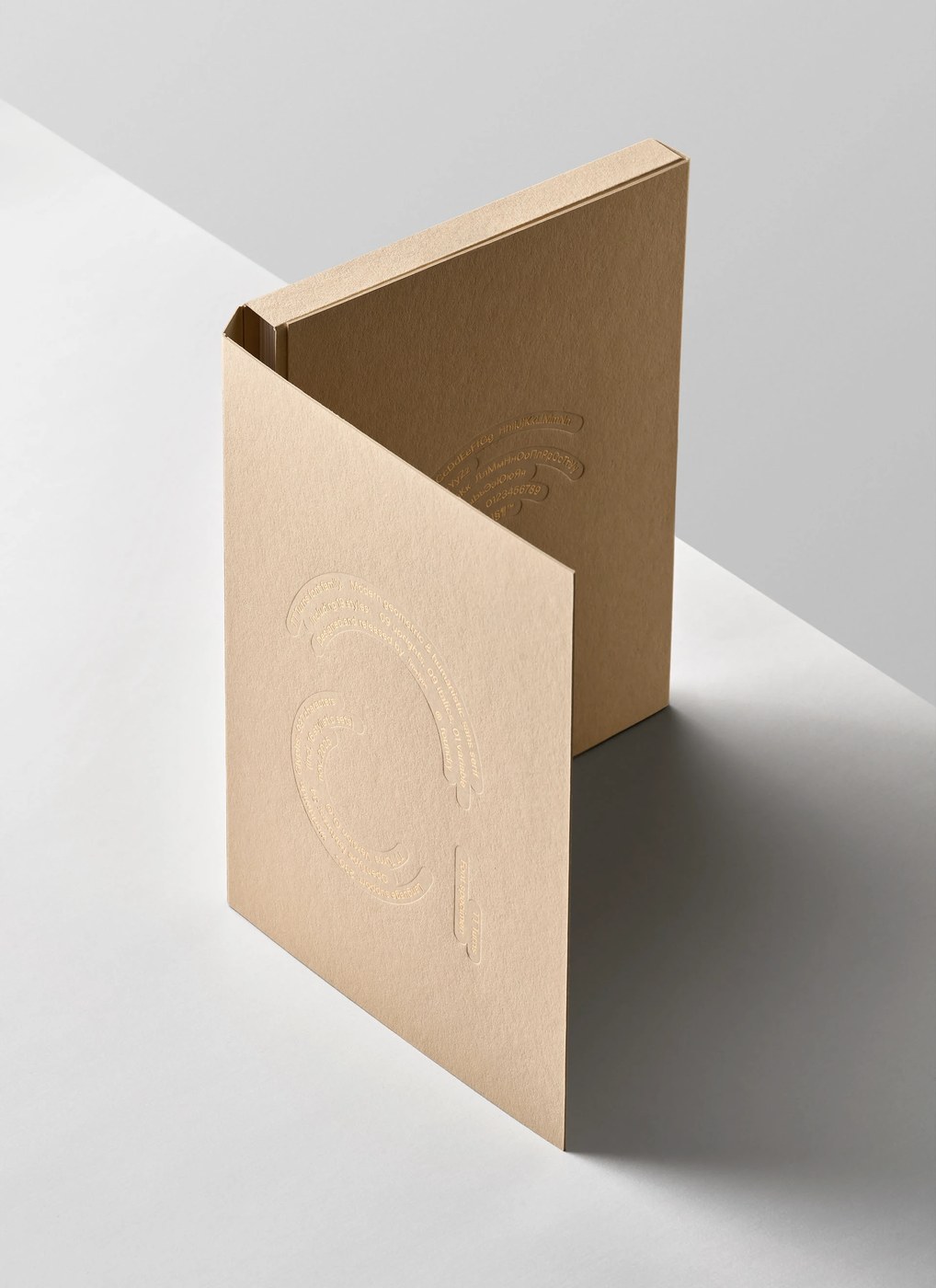 Diseño de portada de libro de fuente variable redonda de muestra de fuente sans serif