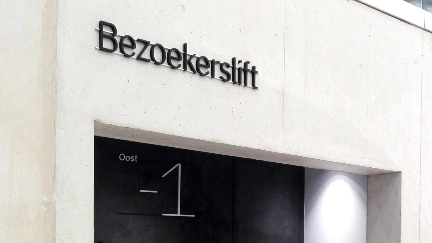 Bezoekerslift dimensional black metal portal signage in civic spatial design by Silo