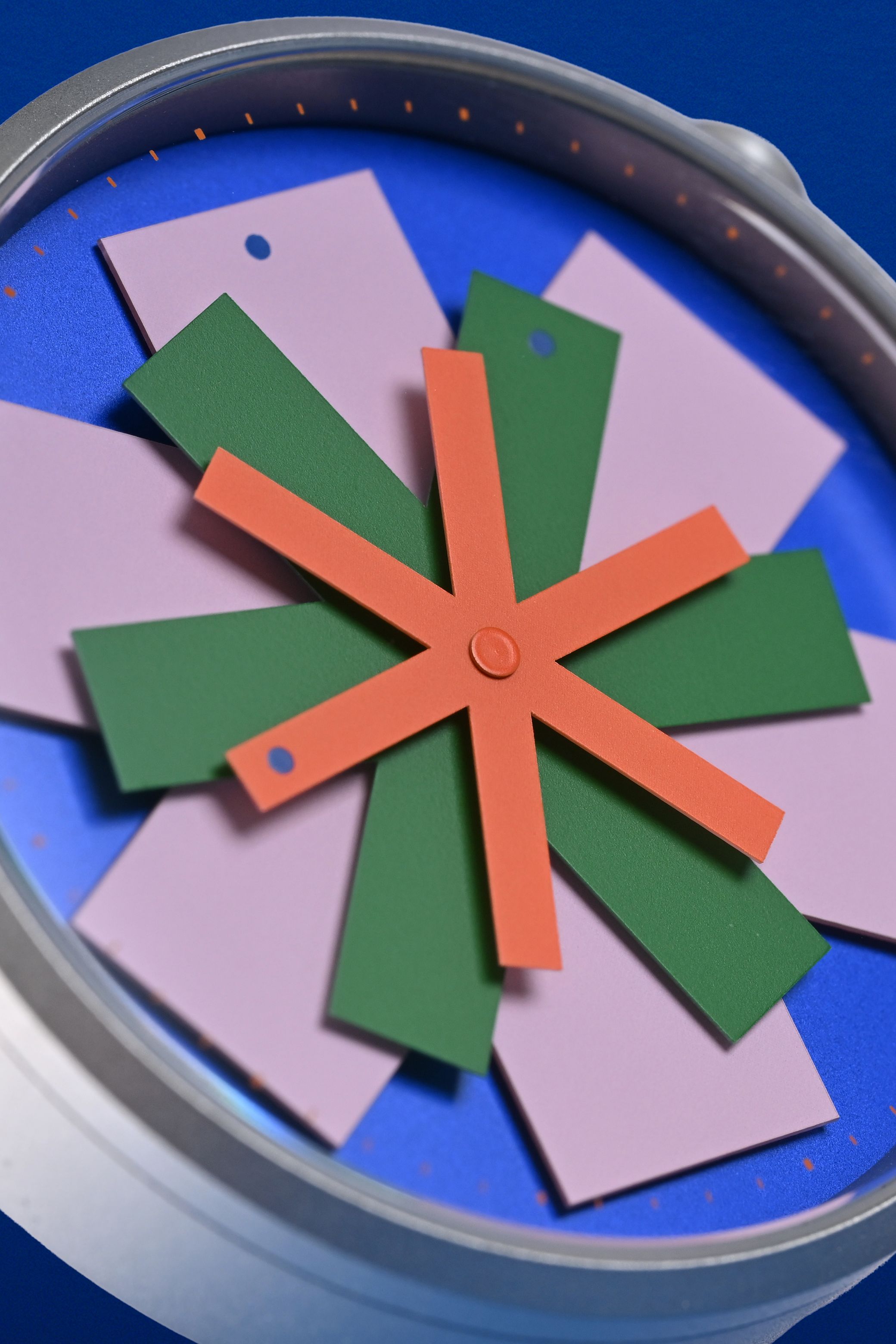 Fotografías de estilos de vida de personas que usan relojes estelares minimalistas diseñados por Raw Color