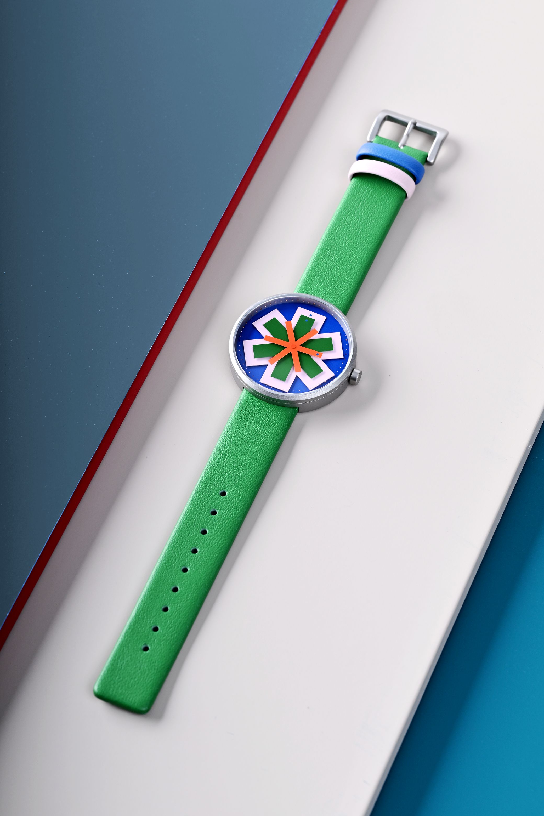 Foto de maqueta de estudio alternativa que muestra el diseño de alineación del diseño de las manecillas del reloj estelar